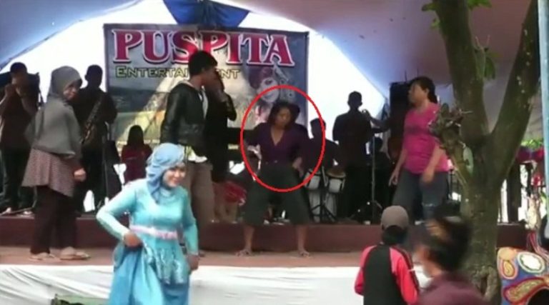 Asyik dangdutan nyanyi lagu Edan Turun tiba tiba yang punya lagu datang ikut joget 1