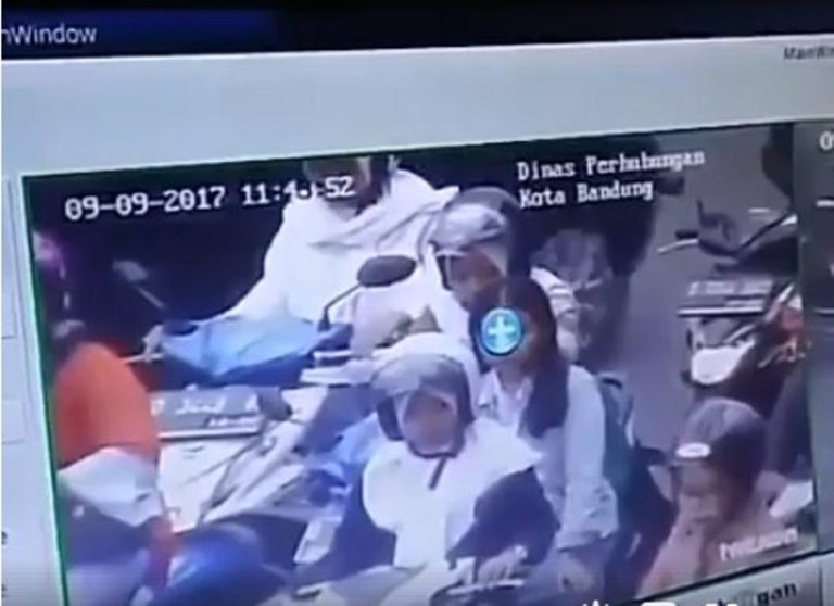 Siswi SMA ini bingung saat dengar suara pria di jalan ternyata ini yang membuatnya turun dari motor 1