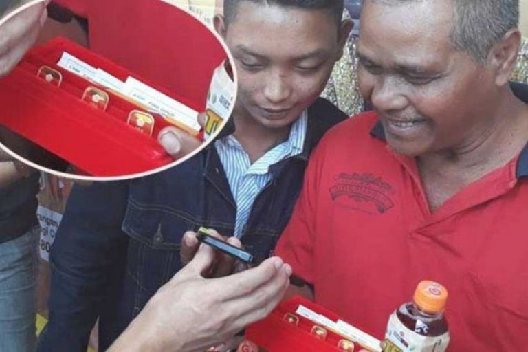 Bersyukur tak jadi buang tutup botol minuman tukang becak ini menang undian 30 gram emas min