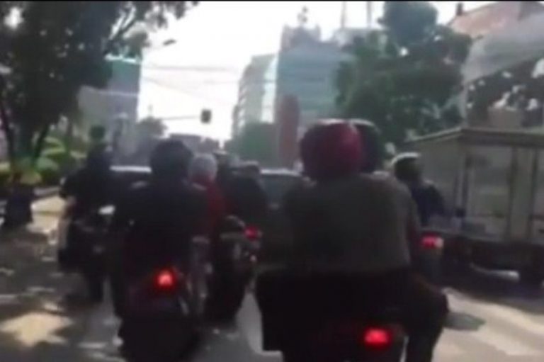 Gara gara gak tanggung jawab aksi kejar kejaran pengendara motor dengan pelaku tabrak lari ini bikin gemeteran 1