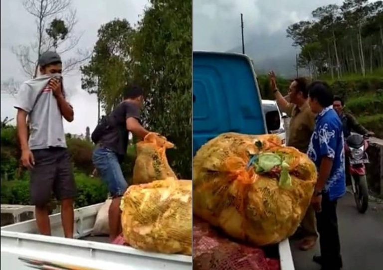 Kelakuan dua pemuda ini buang sampah di sungai bikin emosi sudah diperingatkan masih saja ngeyel min 1