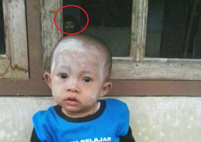 Niat hati mau foto sang anak pria ini kaget ketika menemukan sosok ini tersenyum dalam jepretannya