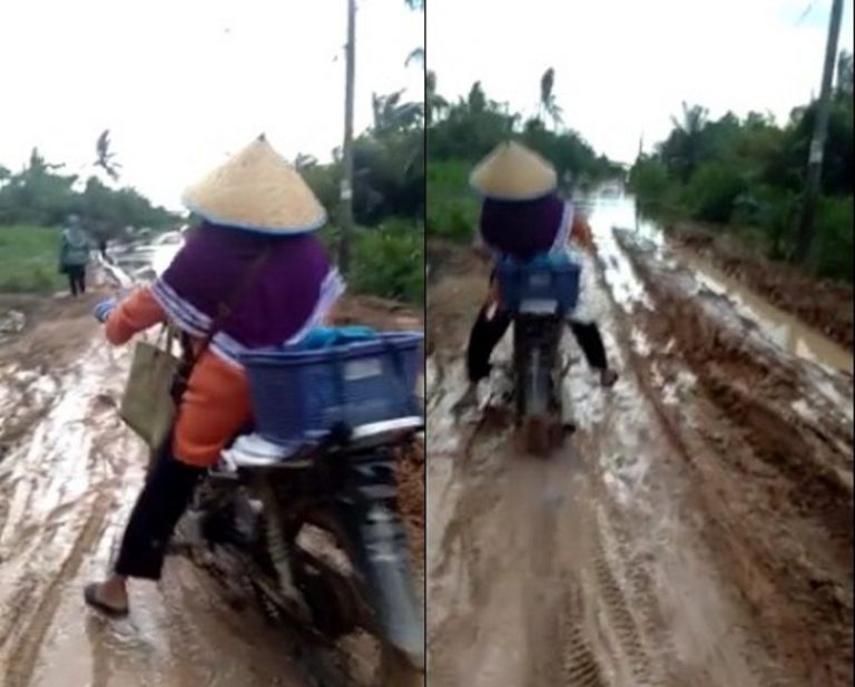 The power of emak emak Lintasi jalan berlumpur dengan motor perjuangan ibu ini bikin salut Rossi aja kalah 1