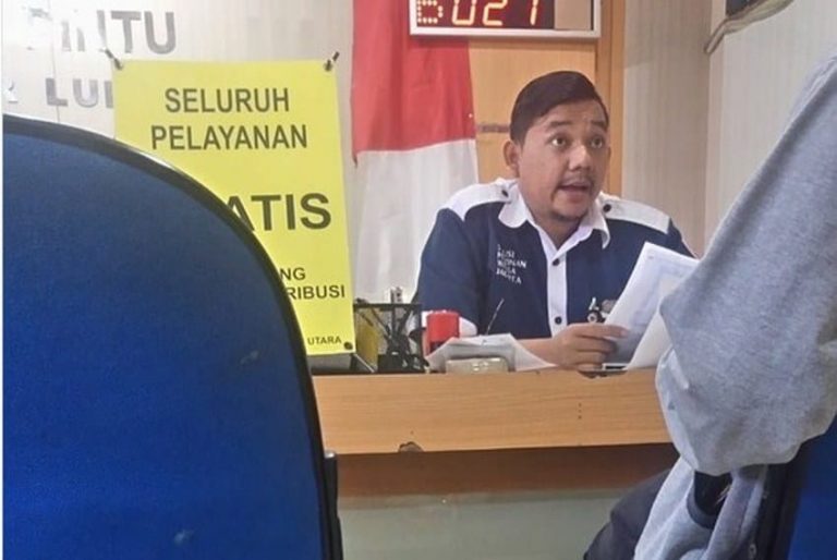 Tolak dengan halus uang tips yang disodorkan padanya yang dilakukan petugas kelurahan ini bikin salut min