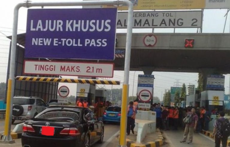 Waspada penipuan di gerbang tol niatnya mau nolong kartu e toll pengemudi ini malah dibawa kabur