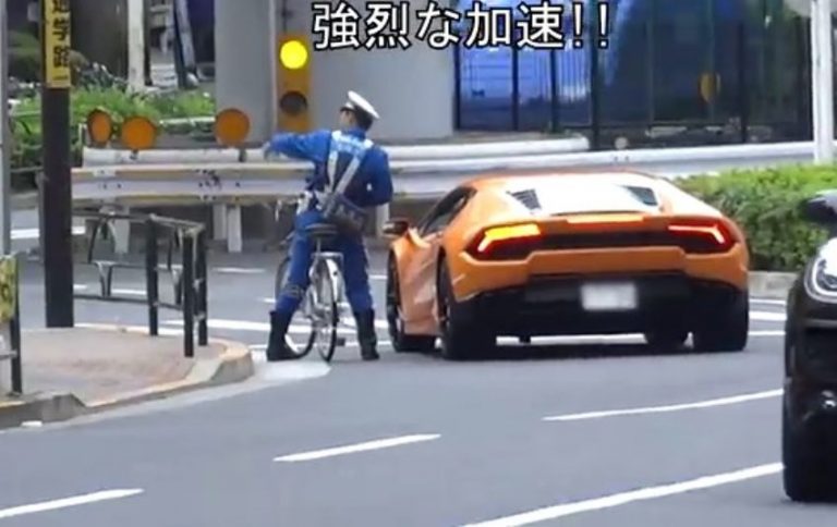 Luar biasa polisi ini sanggup kejar dan hentikan Lamborghini hanya dengan menggunakan sepeda ontel