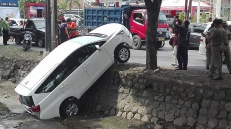 Pemilik beli rokok ke minimarket mobil jalan mundur hingga nyemplung ke sungai