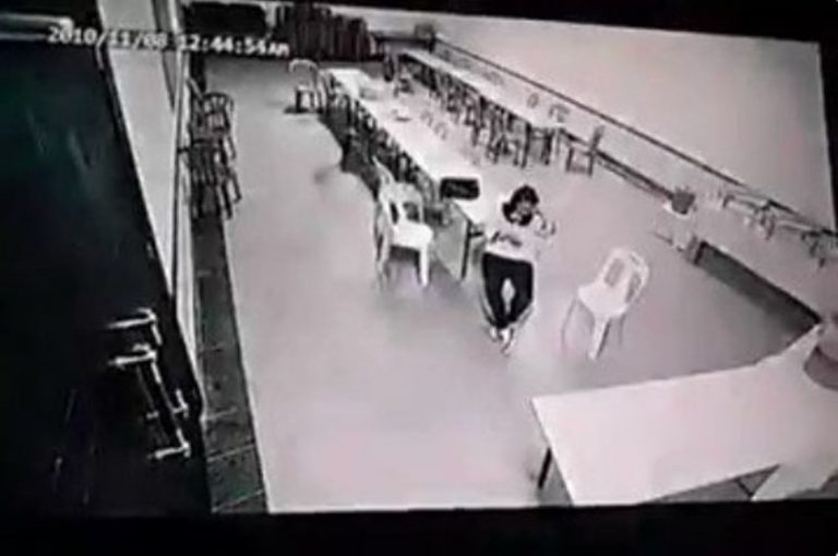 Serem makhluk tak kasat mata terekam kamera CCTV jaili wanita cantik sampai pingsan
