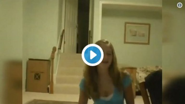 Bikin video vlog wanita ini kaget ketika pintu tiba tiba tertutup ternyata ada sosok ini mengintip