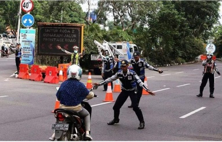 Dihadang di jalan raya emak emak pengendara motor ini seperti sedang main gobak sodor dengan petugas dishub