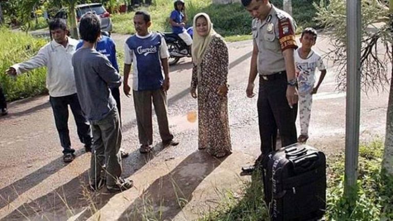 Dijaga ular hijau penemuan bayi cantik hebohkan warga Batam