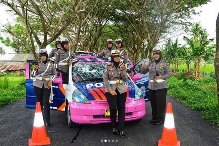Dimodifikasi dengan tema Hello Kitty mobil patroli milik polisi tuai kecaman