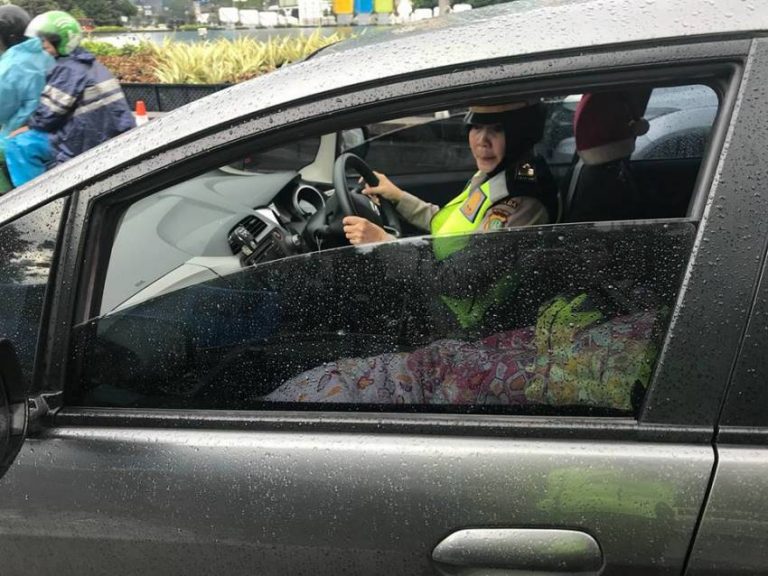 Ditolong polisi saat hendak membawa orang tua ke rumah sakit lantaran mobil mogok postingan wanita ini viral