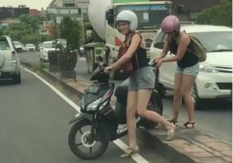 Kendarai sepeda motor dua turis wanita ini langgar lalu lintas dasar bule zaman now