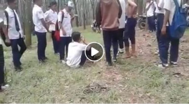 Lagi lagi kasus bullying beredar video siswa SMP dikeroyok temannya di hutan pohon karet Karanganyar