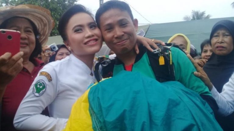 Romantisnya anggota TNI di Palopo lamar kekasih usai terjun payung ini bikin baper
