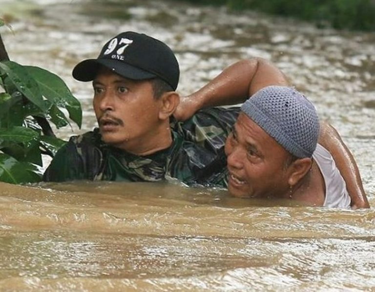 Selamatkan warga yang hanyut terseret arus sungai aksi heroik Sertu Waki ini tuai pujian