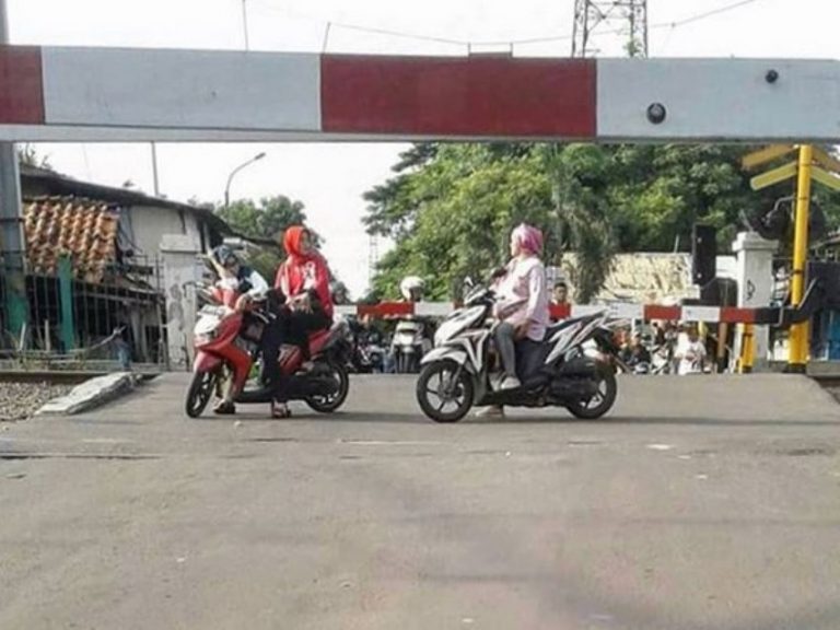 Ternekat aksi emak emak pengendara motor bergosip di perlintasan kereta ini bikin geleng geleng kepala