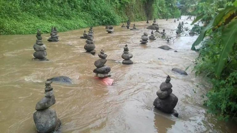 Tumpukan batu misterius di sungai Cibojong Sukabumi ini gegerkan warga setempat