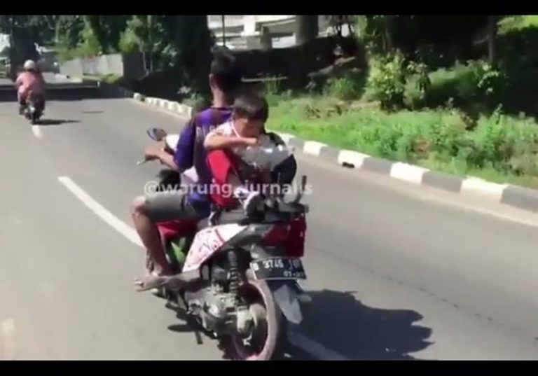 Asyik makan saat dibonceng motor posisi duduk bocah SD ini bikin ngeri berasa di warteg kali ya