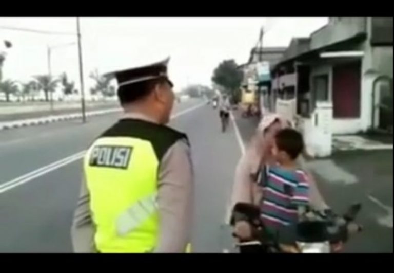 Emak emak ini marah saat ditilang polisi yang dilakukan anaknya malah bikin gemas lebih ngertian bocah