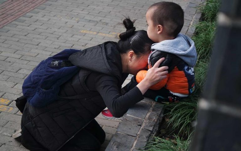 Foto ibu menangis di depan anaknya ini viral ternyata ada kisah sedih dibaliknya