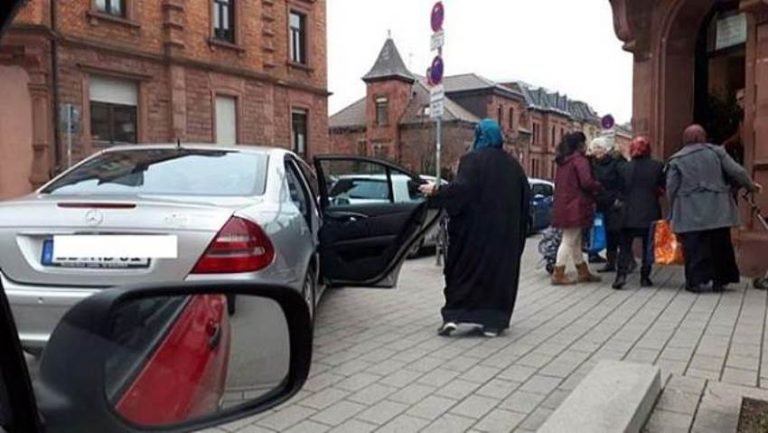 Foto wanita turun dari mobil mewah ikut antre makanan gratis ini viral ini fakta sebenarnya