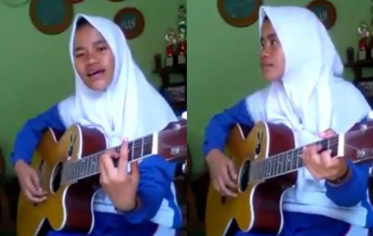 Lagi asyik nyanyi sambil main gitar perempuan ini alami hal tak terduga kena cambuk emak