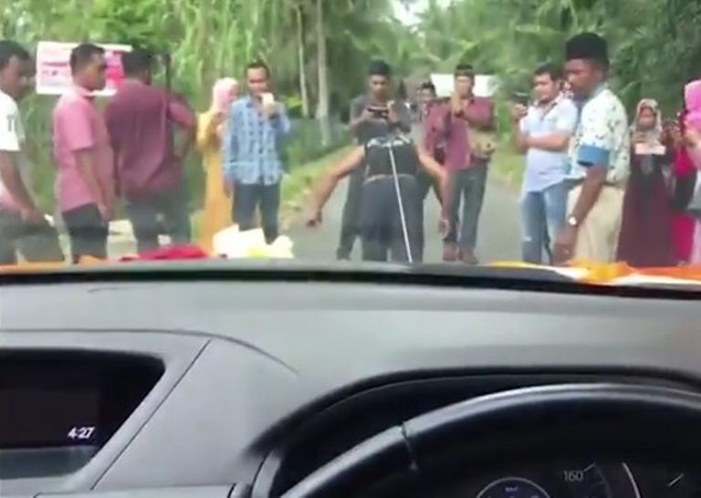 Ngilu ngilu ngeri mobil pengantin wanita di Aceh ini ditarik dengan rambut bae bae copot bang