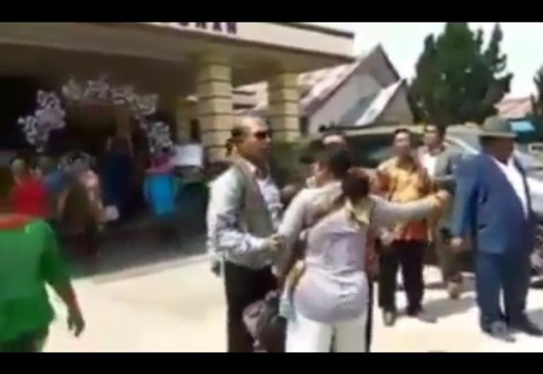 Sambil gendong anaknya video istri sah datangi gereja tempat suaminya nikah lagi ini viral