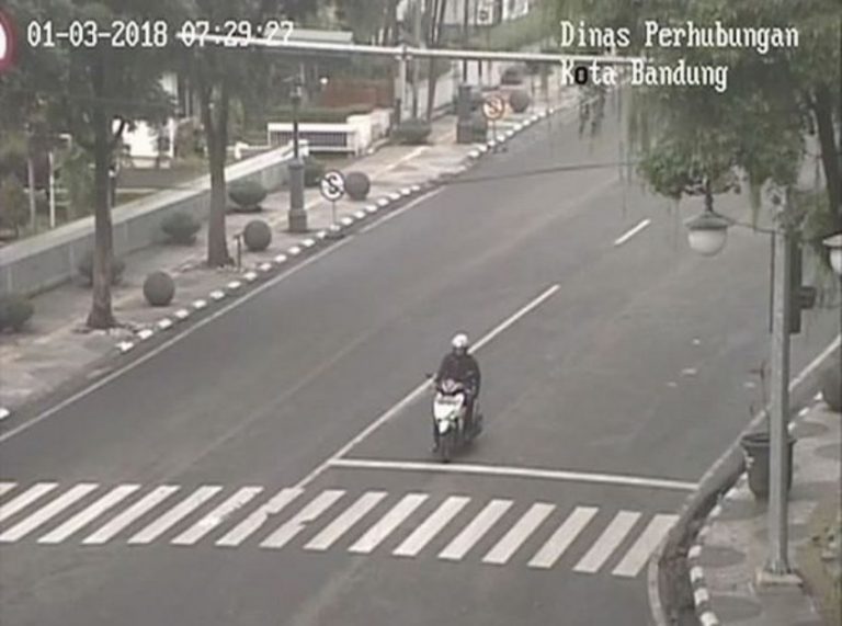 Terekam kamera CCTV aksi pengendara di Bandung ini tuai pujian netizen