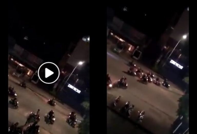 Viral video sejumlah orang bawa senjata tajam dan rusak motor di Kemang