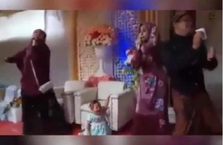 Beredar video ibu ibu asyik nyanyi sambil joged di acara nikahan anaknya nangis kejer dibiarin