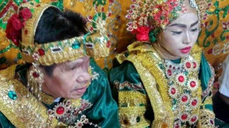 Cintak tak kenal usia gadis 17 tahun di Sulawesi Selatan ini dinikahi kakek pensiunan ANS