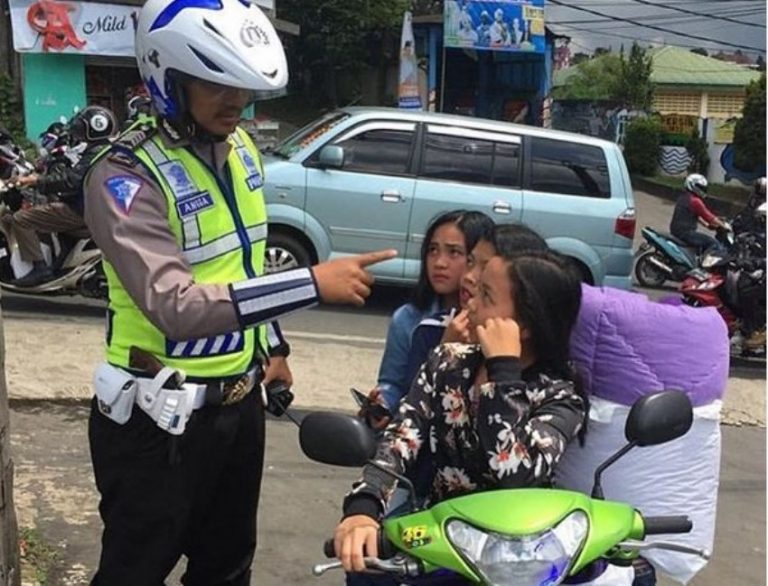 Diberhentikan polisi karena nggak pakai helm ekspresi wajah tiga remaja ini bikin salfok terpukau