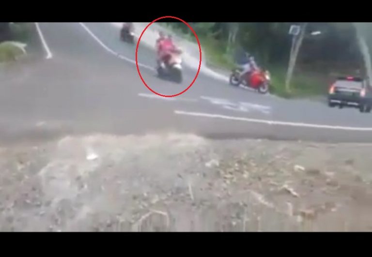 Diduga rem blong pengendara motor ini alami kecelakaan di tikungan tajam untung ada ini jadi selamat