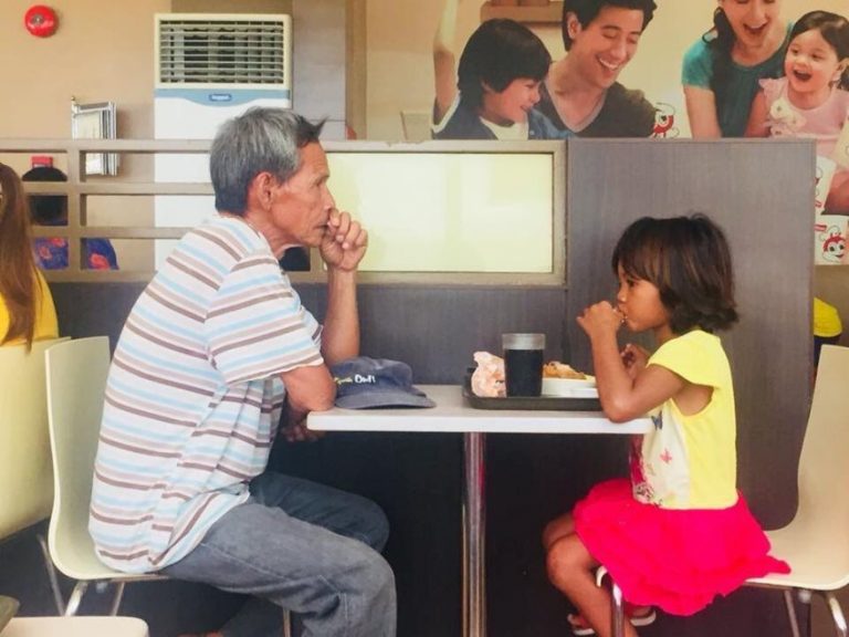 Foto ayah dan anak di restoran cepat saji ini viral tersimpan pesan mendalam dibaliknya