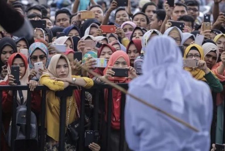 Foto hukuman cambuk di Aceh ini viral netizen salfok sama mbak baju kuning cuma dia yang simpati