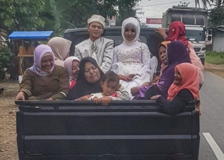 Foto pasangan pengantin naik mobil bak terbuka ini viral bahagia itu nggak harus mewah