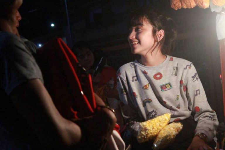 Gadis cantik penjual popcorn ini viral setelah identitasnya terungkap ternyata ada kisah mulia dibaliknya