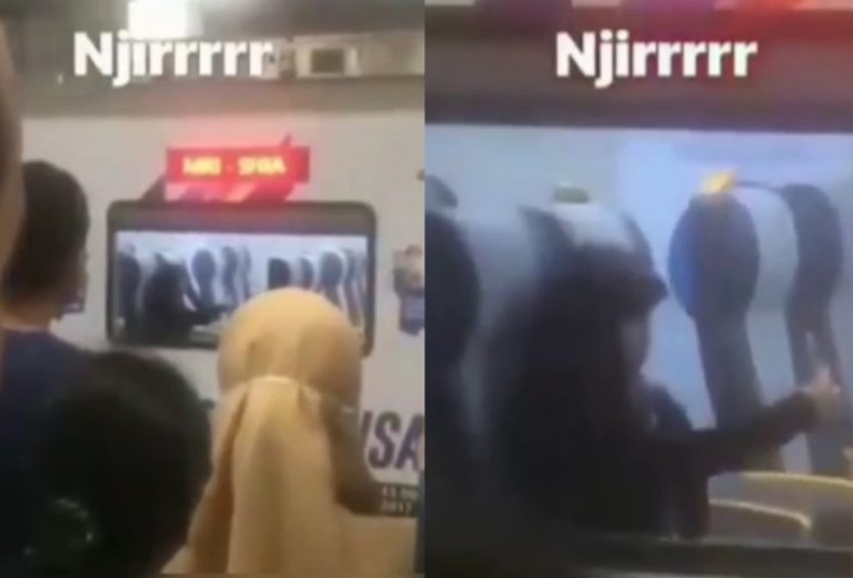 Keasyikan selfie dalam gerbong kereta wanita ini nggak sadar jadi bahan tertawaan orang