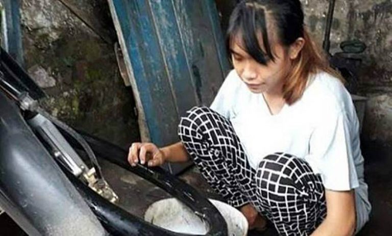 Muda dan cantik gadis tukang tambal ban asal Garut ini viral di medsos