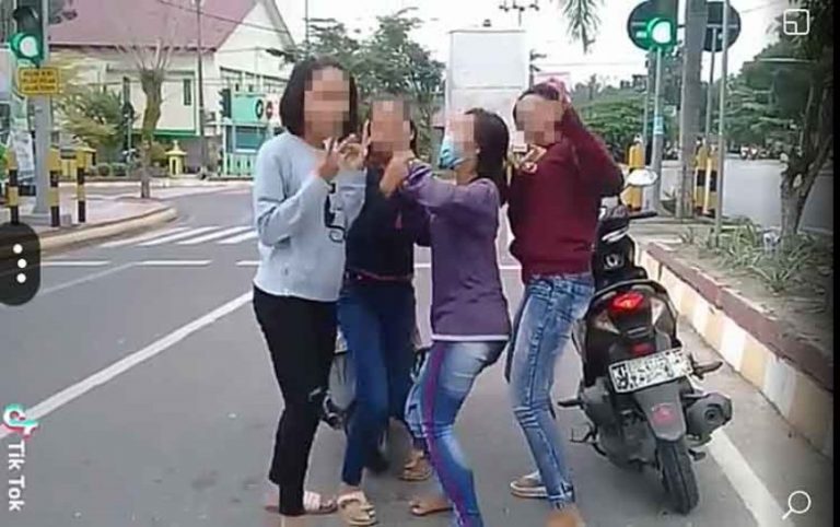 Empat remaja wanita ini nekat bikin video Tik Tok di lampu merah endingnya bikin mereka nyesal