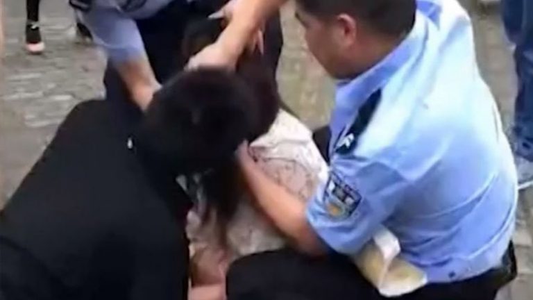 Minta ciuman perpisahan sebagai syarat menerima untuk diputuskan wanita ini gigit lidah pacar hingga polisi turun tangan