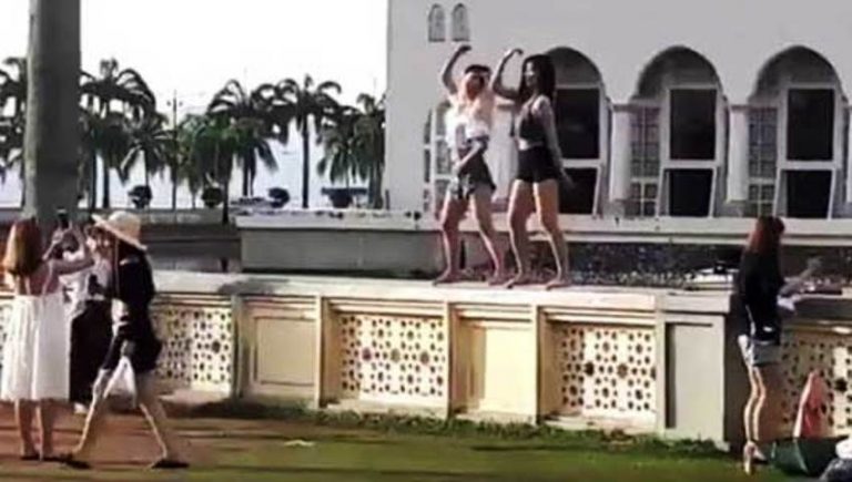 Pakai baju seksi dua turis ini asyik joget di pagar Masjid Kota Kinabalu