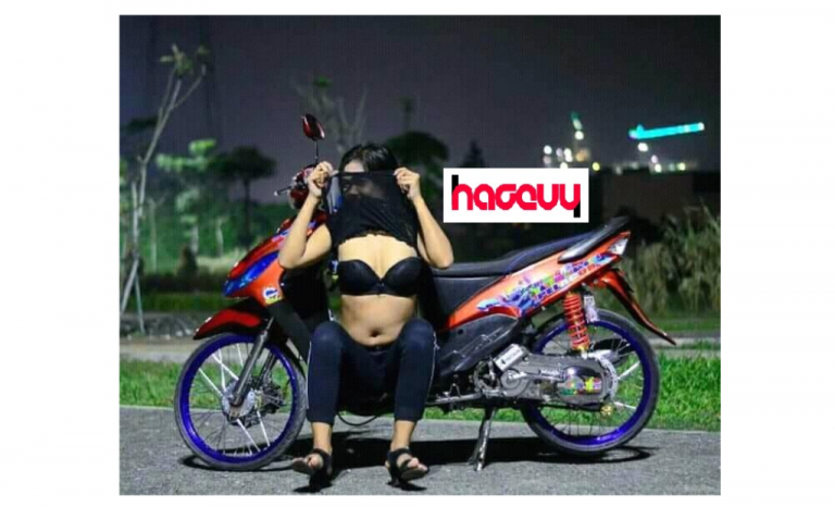 Parah Pose cewe buka baju pamer isi bra dan celana dalam di depan motor modifikasi bikin netizen geger