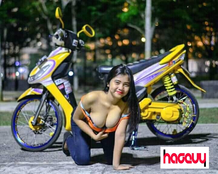 Parah! Pose cewe buka baju pamer isi bra dan celana dalam di depan motor modifikasi bikin netizen geger