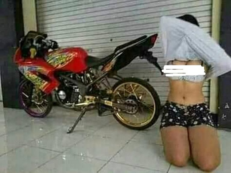 Pose cewek buka baju pamer bra di depan motor modifikasi 20