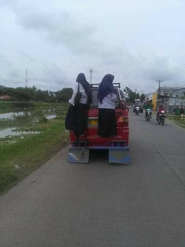 Kelakuan lucu siswa waktu pulang sekolah