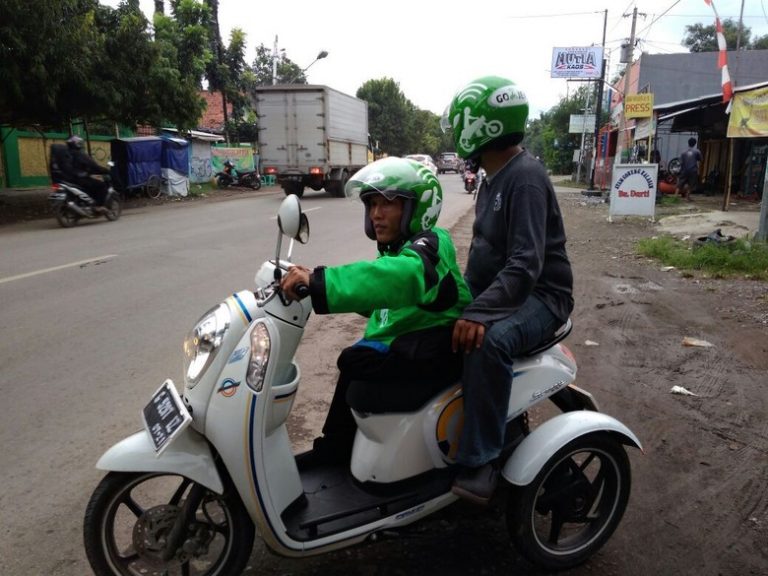 Atasi keterbatasan pria ini modif motor jadi roda tiga untuk narik Go Jek